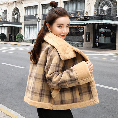 Női kockás kabát világos színben