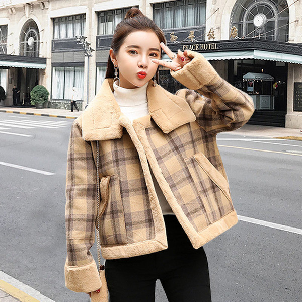 Női kockás kabát világos színben