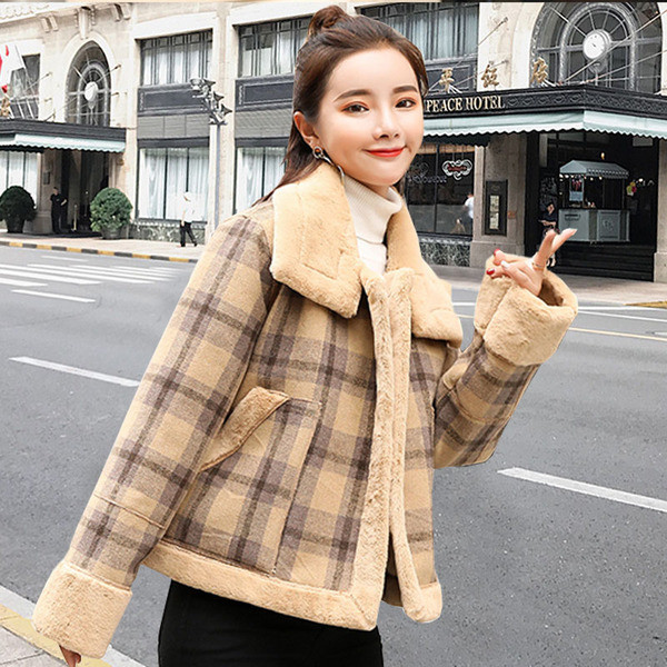 Női kockás kabát világos színben