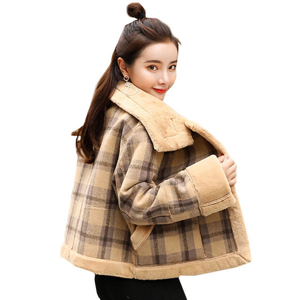 Női kockás kabát világos színben