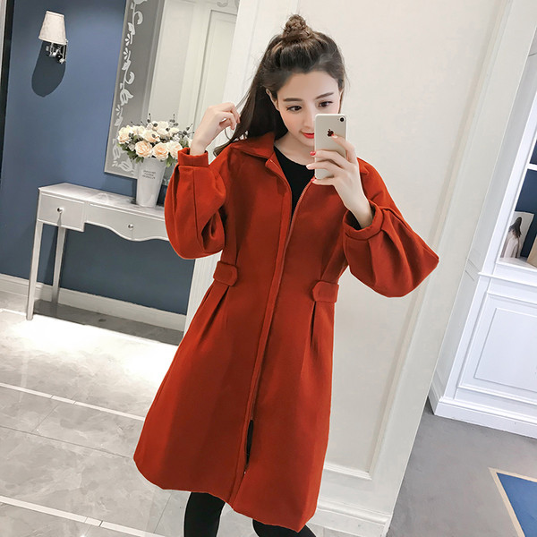 Stílusos, hosszú piros női kabát