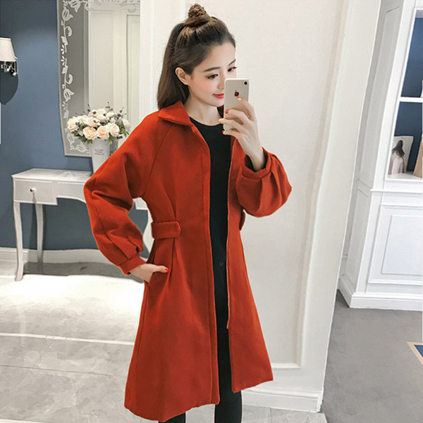 Stílusos, hosszú piros női kabát