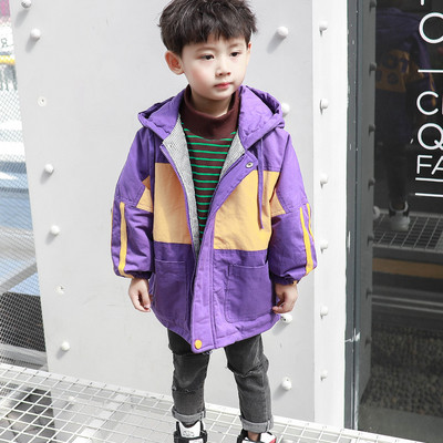 Μοντέρνο παιδικό μπουφάν για αγόρια με επιγραφές σε διάφορα χρώματα