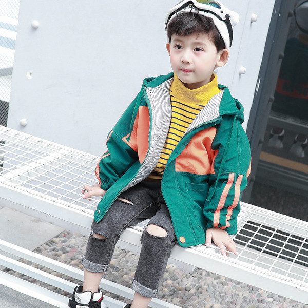 Μοντέρνο παιδικό μπουφάν για αγόρια με επιγραφές σε διάφορα χρώματα