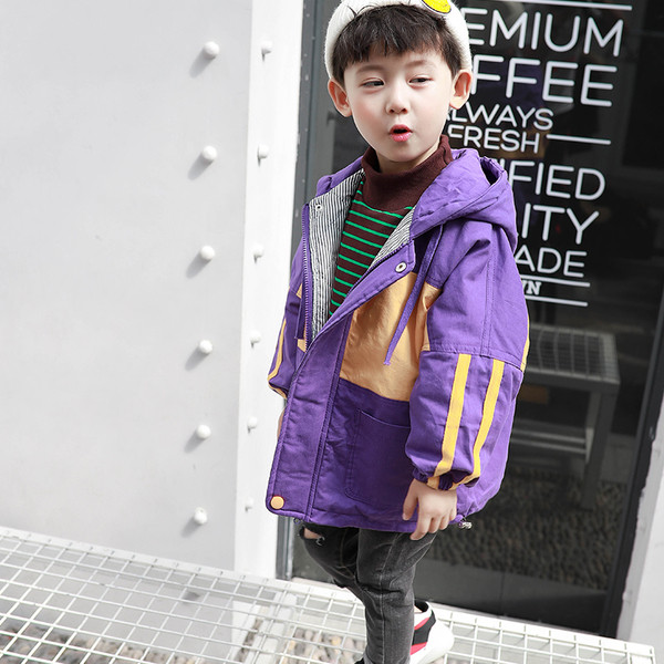 Μοντέρνο παιδικό μπουφάν για αγόρια με επιγραφές σε διάφορα χρώματα