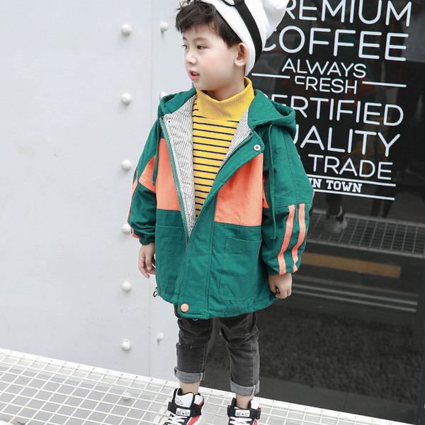 Μοντέρνο παιδικό μπουφάν για αγόρια με επιγραφές σε διάφορα χρώματα