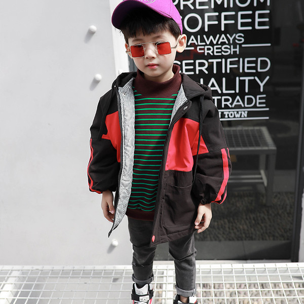 Μοντέρνο παιδικό μπουφάν για αγόρια με επιγραφές σε διάφορα χρώματα