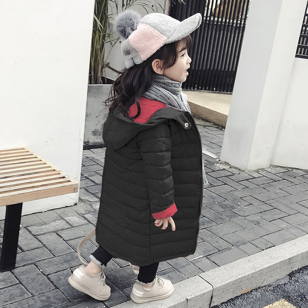 Μακρύ χειμωνιάτικο παιδικό μπουφάν με κουκούλα σε μαύρο και ροζ χρώμα