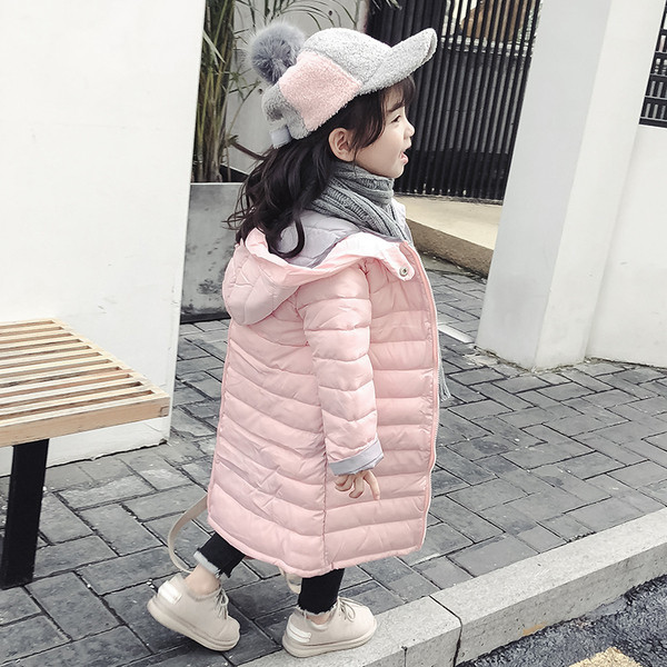 Μακρύ χειμωνιάτικο παιδικό μπουφάν με κουκούλα σε μαύρο και ροζ χρώμα