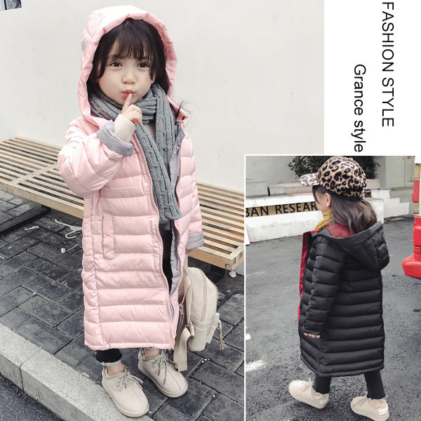 Μακρύ χειμωνιάτικο παιδικό μπουφάν με κουκούλα σε μαύρο και ροζ χρώμα