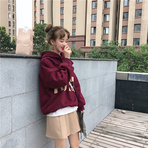 Γυναικεία μπλούζα με κουκούλα και επιγραφή δύο χρωμάτων