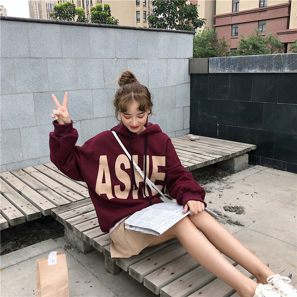 Γυναικεία μπλούζα με κουκούλα και επιγραφή δύο χρωμάτων