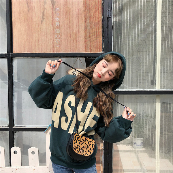 Γυναικεία μπλούζα με κουκούλα και επιγραφή δύο χρωμάτων