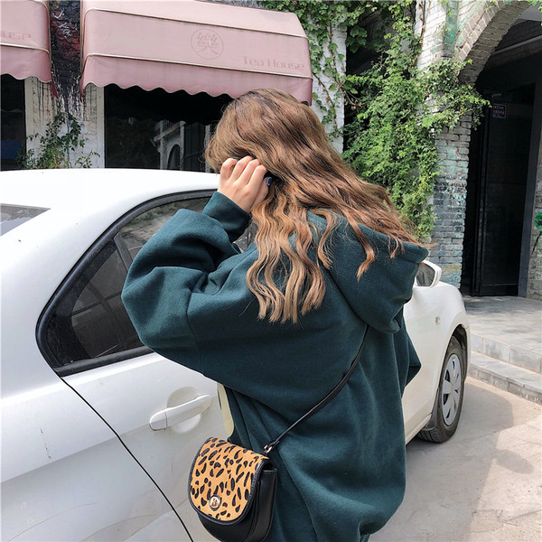 Γυναικεία μπλούζα με κουκούλα και επιγραφή δύο χρωμάτων