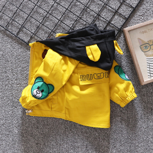 Korszerű gyerekkabát fiúknak 3D elemekkel és alkalmazásokkal