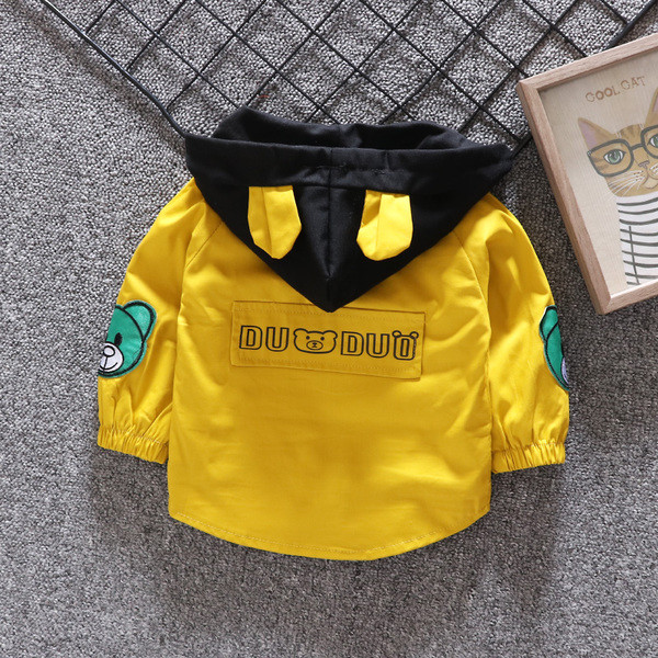 Korszerű gyerekkabát fiúknak 3D elemekkel és alkalmazásokkal