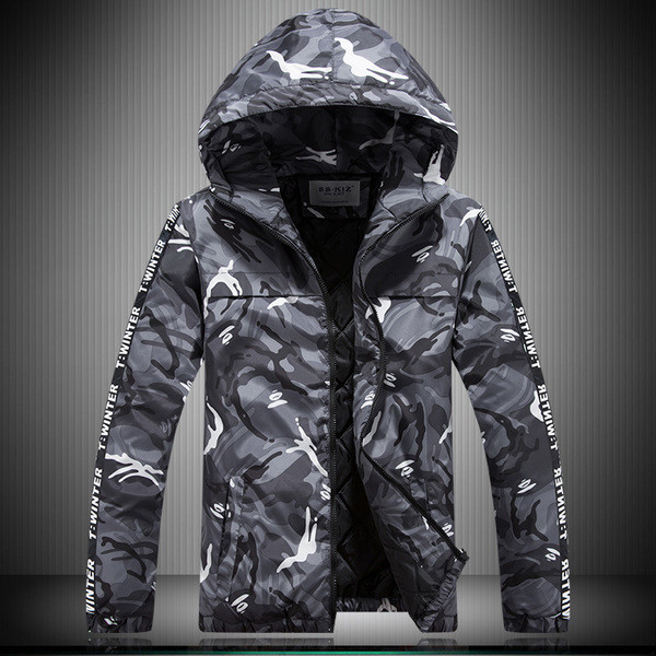 Ανδρικό μπουφάν σε μοτίβα καμουφλάζ με κουκούλα και επιγραφές σε τρία χρώματα