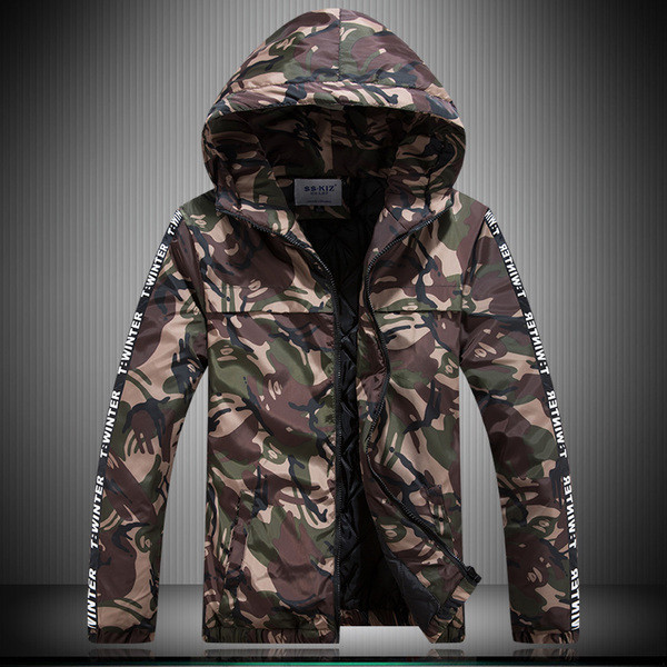 Ανδρικό μπουφάν σε μοτίβα καμουφλάζ με κουκούλα και επιγραφές σε τρία χρώματα