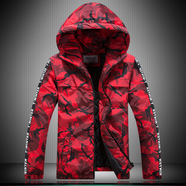 Ανδρικό μπουφάν σε μοτίβα καμουφλάζ με κουκούλα και επιγραφές σε τρία χρώματα