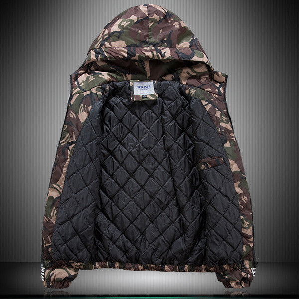 Ανδρικό μπουφάν σε μοτίβα καμουφλάζ με κουκούλα και επιγραφές σε τρία χρώματα