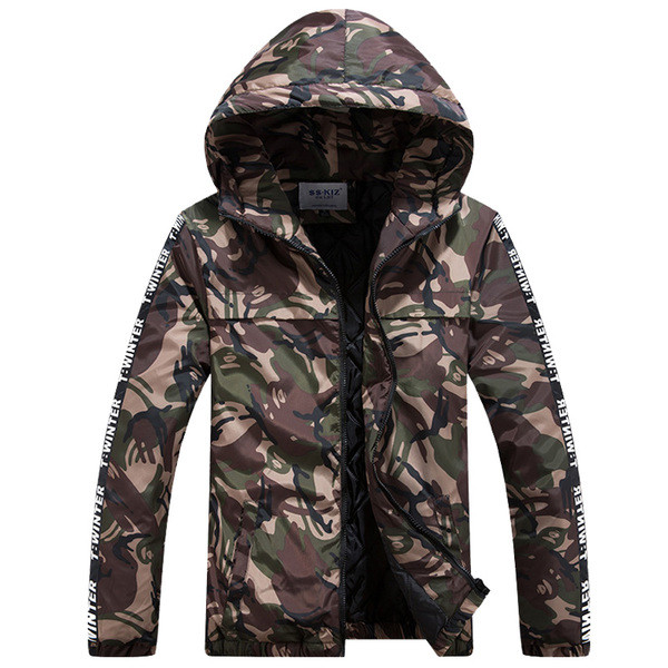 Ανδρικό μπουφάν σε μοτίβα καμουφλάζ με κουκούλα και επιγραφές σε τρία χρώματα