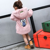 Bolyhos gyerekdzseki kapucnival, hátoldalán szürke és rózsaszín színekben színes hímzéssel