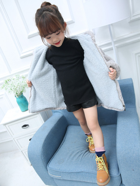 Bolyhos gyerekdzseki kapucnival, hátoldalán szürke és rózsaszín színekben színes hímzéssel