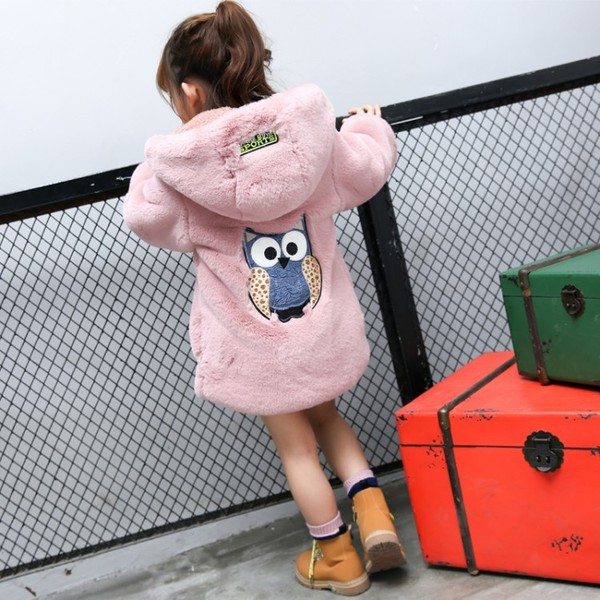 Bolyhos gyerekdzseki kapucnival, hátoldalán szürke és rózsaszín színekben színes hímzéssel