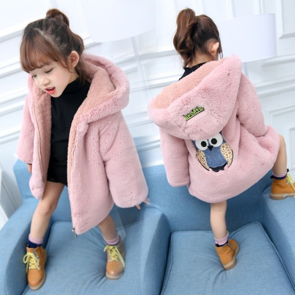 Bolyhos gyerekdzseki kapucnival, hátoldalán szürke és rózsaszín színekben színes hímzéssel