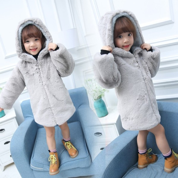 Bolyhos gyerekdzseki kapucnival, hátoldalán szürke és rózsaszín színekben színes hímzéssel