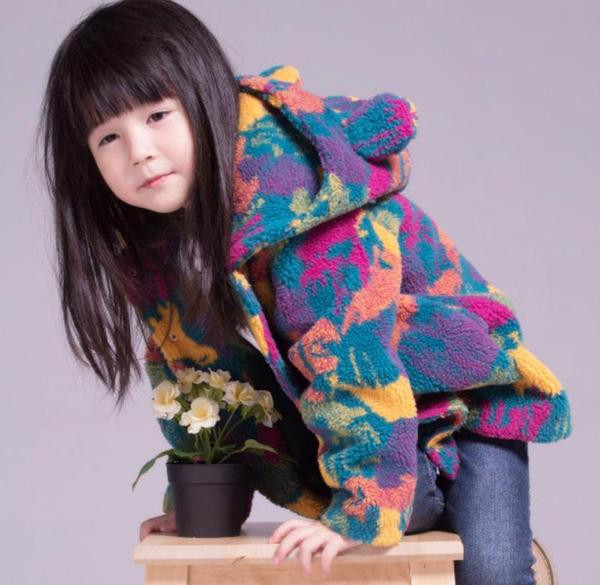 Πολύχρωμο παιδικό μπουφάν για κορίτσια με τρισδιάστατα στοιχεία στην κουκούλα