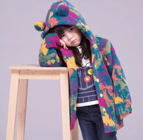 Πολύχρωμο παιδικό μπουφάν για κορίτσια με τρισδιάστατα στοιχεία στην κουκούλα