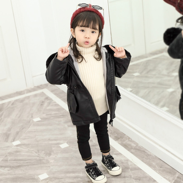 Χειμερινό παιδικό μπουφάν από οικολογικό δέρμα με κουκούλα και μαύρο χρώμα