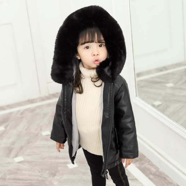 Χειμερινό παιδικό μπουφάν από οικολογικό δέρμα με κουκούλα και μαύρο χρώμα