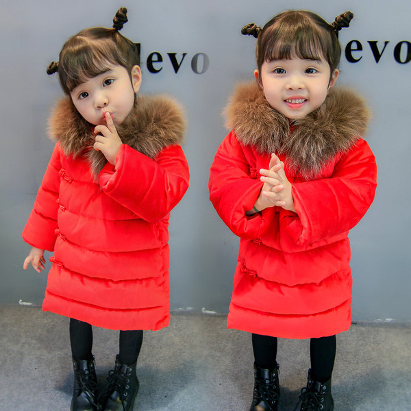 Piros színű, oldalsó rögzítésű, pehelygallérral ellátott gyerekkabát