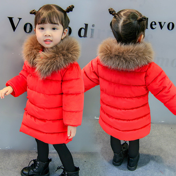 Piros színű, oldalsó rögzítésű, pehelygallérral ellátott gyerekkabát