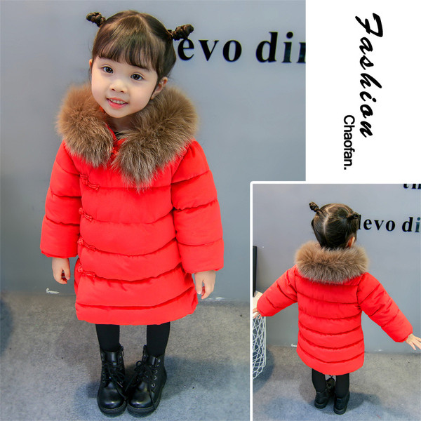 Piros színű, oldalsó rögzítésű, pehelygallérral ellátott gyerekkabát