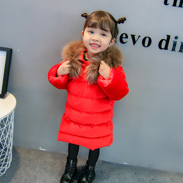 Piros színű, oldalsó rögzítésű, pehelygallérral ellátott gyerekkabát