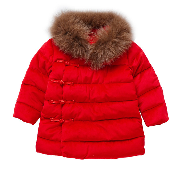 Piros színű, oldalsó rögzítésű, pehelygallérral ellátott gyerekkabát