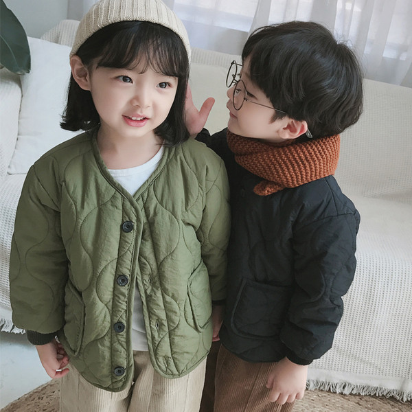 Gyerekkabát O-alakú gallérral és zsebekkel, alkalmas fiúk és lányok számára