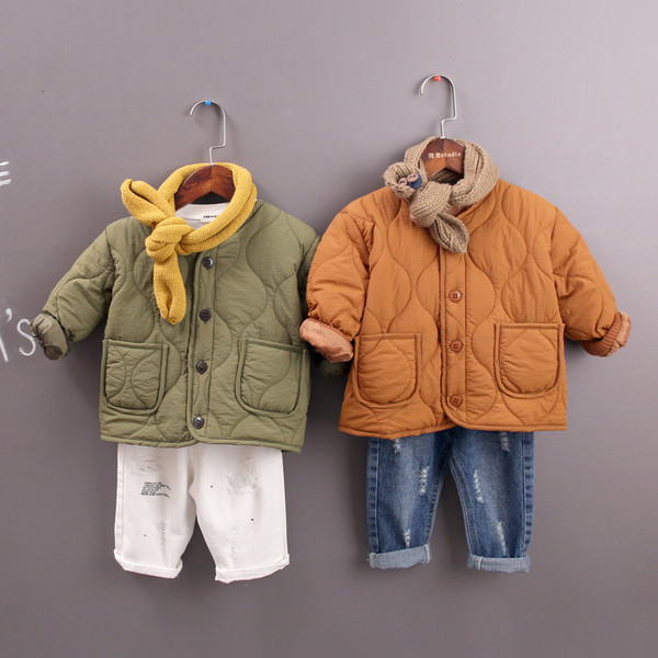 Gyerekkabát O-alakú gallérral és zsebekkel, alkalmas fiúk és lányok számára