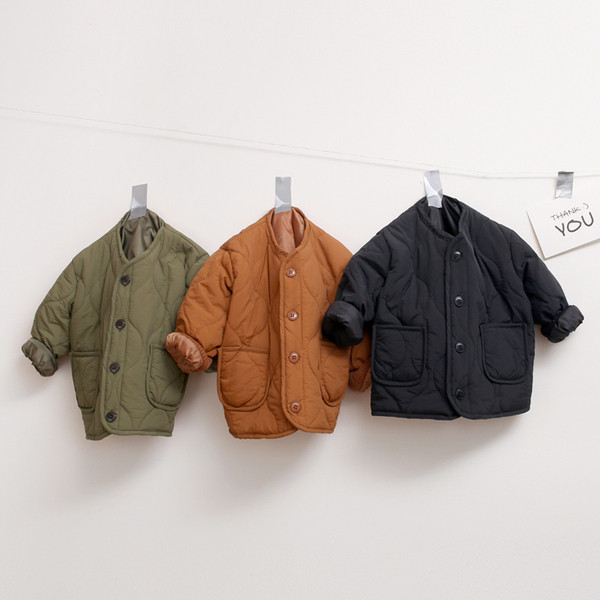 Gyerekkabát O-alakú gallérral és zsebekkel, alkalmas fiúk és lányok számára