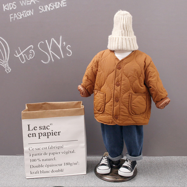 Gyerekkabát O-alakú gallérral és zsebekkel, alkalmas fiúk és lányok számára