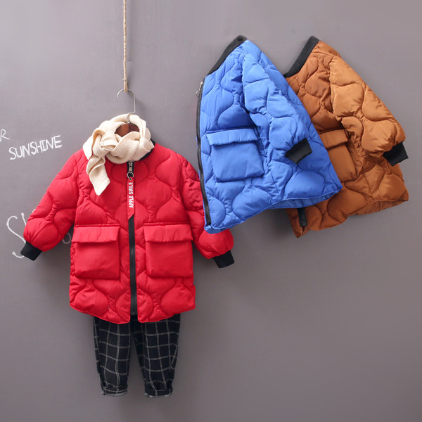 Gyermek téli kabát zsebekkel és O-alakú gallérral négy színben
