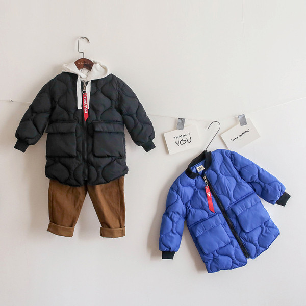 Gyermek téli kabát zsebekkel és O-alakú gallérral négy színben