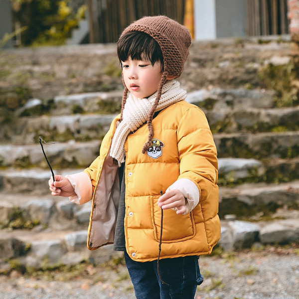 Zsebekkel és emblémával ellátott gyerekkabát több színben, alkalmas lányoknak és fiúknak