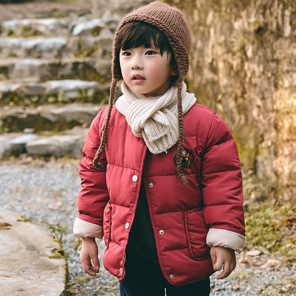 Zsebekkel és emblémával ellátott gyerekkabát több színben, alkalmas lányoknak és fiúknak