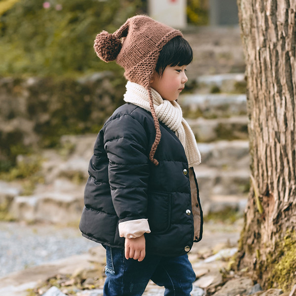 Zsebekkel és emblémával ellátott gyerekkabát több színben, alkalmas lányoknak és fiúknak