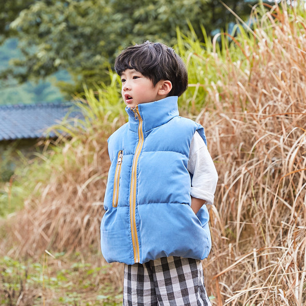 Vastag gyermekmellény magas gallérral, három színben, alkalmas lányoknak és fiúknak