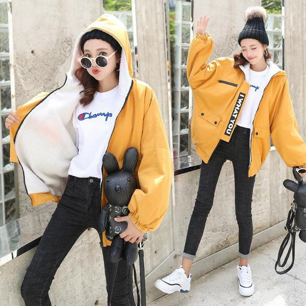 Γυναικείο μπουφάν με απαλή επένδυση και λογότυπο